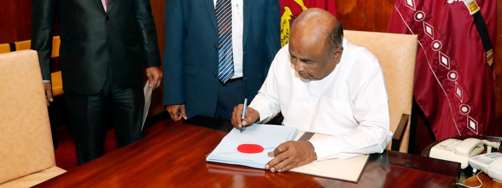 VAT திருத்த சட்டமூலத்தில் சபாநாயகர் கைச்சாத்து